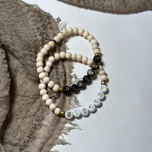 Handgemachtes Armband aus Holzperlen | "Blessed" o. "Saved" | Christliches Schmuckstück | Minimalistisch & Persönlich