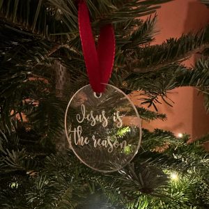 Christbaumanhänger „Jesus is the Reason“ | Christlicher Weihnachtsbaumschmuck aus Plexiglas | Weihnachtsschmuck mit Bedeutung